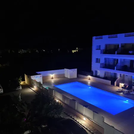 Stunning Views' With Pool شقة *